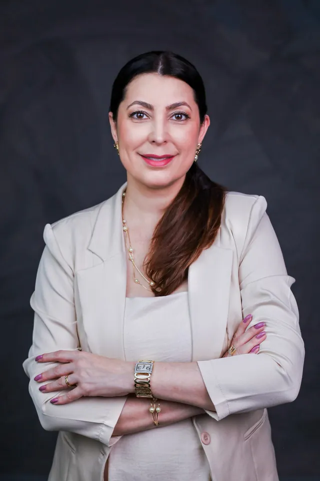Retrato da Dra. Juliana Ribeiro, farmacêutica-bioquímica